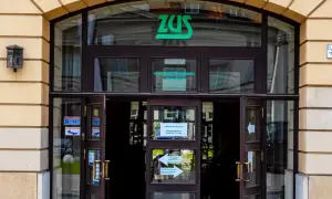Wejście do ZUS w Warszawie. Możliwość złożenia wniosku o jednorazową wypłatę z subkonta ZUS.