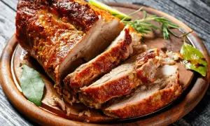Soczyste polędwiczki wieprzowe pieczone, pokrojone w plastry, z chrupiącą skórką. Idealna okrasa do obiadu.