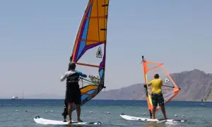 Windsurfing: jaką deskę wybrać? Poradnik dla początkujących i nie tylko