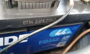 Na akumulatorze widoczny kod 0734 2J21LZ1342, który może oznaczać datę produkcji akumulatora.