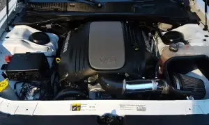 Potężne silniki V8 HEMI w Dodge Challengerze, gotowe do akcji.