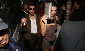 Kendall Jenner z torebką i Bad Bunny z butelką wina na imprezie.