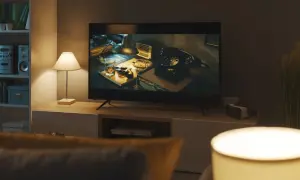 Na ekranie telewizora w jakości **full HD jaka to rozdzielczość** widać scenę z lat 40. z telefonem, pistoletem i whisky.