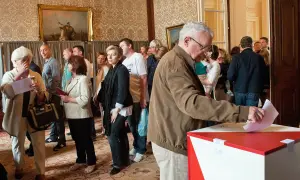 Ludzie w kolejce do głosowania. Dowiedz się, jak głosować za granicą, aby Twój głos miał znaczenie.