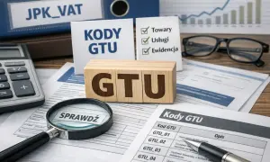 Kody GTU na drewnianych klockach, obok kalkulatora i dokumentów JPK_VAT. Analiza kodów GTU jest kluczowa.