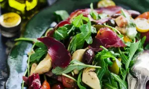 En härlig typisk italiensk sallad med ruccola, lufttorkat kött, oliver, kronärtskocka och tomater.