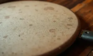Dlaczego pizza przywiera do kamienia i jak tego uniknąć?