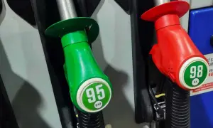 Dwie dysze dystrybutorów paliwa: zielona z napisem 95 E10 i czerwona z 98 E5. Idealne do tankowania patrol y60.