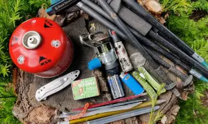 Kijki trekkingowe w bagażu podręcznym: kuchenka gazowa, zapałki, nóż, baterie i śledzie.