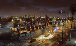 Nocne miasto w GTA 5, policyjne syreny, helikopter i neonowy szyld "Car Wash".