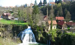 Magnifique cascade en Croatie, avec des maisons traditionnelles nichées dans la verdure. Un paysage pittoresque.