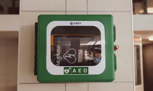 Gdzie jest AED? Szybko znajdź defibrylator i ratuj życie