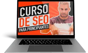 Un hombre rubio explica un curso SEO para principiantes en una laptop. ¡Aprende SEO gratis con Google!