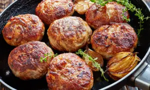 Soczyste burgery wołowe w piekarniku? Poznaj sekret idealnych!