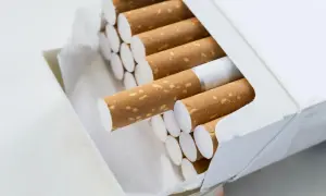 Otwarta paczka papierosów, idealna na podróż. Zastanawiasz się, ile papierosów można przywieźć z Turcji?