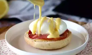En perfekt ägg Benedict med krämig hollandaisesås. Ett enkelt hollandaisesås recept för en lyxig frukost.