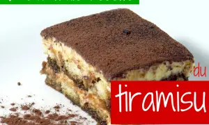 Une part de tiramisu onctueux, saupoudrée de cacao. La vraie recette du tiramisu avec sa crème liquide.