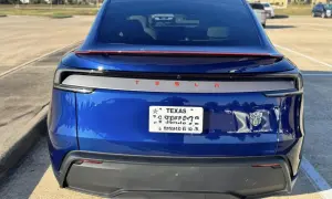 Blå Tesla med registreringsskylt från Texas. En Transformers-logga sitter bredvid "Dual Motor".