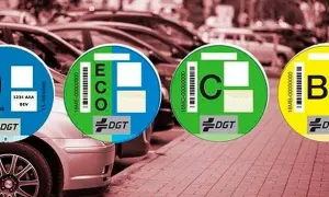 Pegatinas DGT ECO, C y B en coches aparcados en Bilbao.