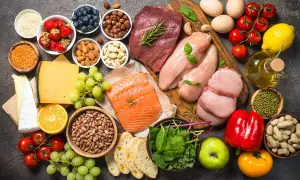 Różnorodne źródła białka: mięso, ryby, jaja, nabiał, orzechy, nasiona, fasola. Zbilansowana dieta wspiera zdrowie, w tym białko a nerki.