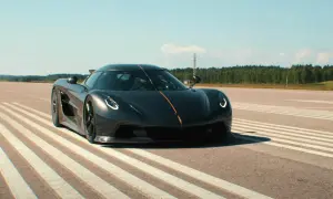Mörkgrå Koenigsegg Jesko Absolut på en landningsbana, redo för en 0-100 km/h acceleration.