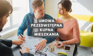 Para młoda podpisuje umowę przedwstępną kupna mieszkania z agentem nieruchomości. Klucze do nowego domu i makieta budynku na stole.