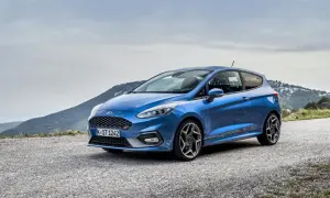 Niebieski Ford Fiesta ST na górskiej drodze. Idealny kompan na każdą **fiesta st**artową przygodę.