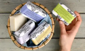 Scopri come si usa lo shampoo solido Davines: una mano sceglie una saponetta profumata da un cesto.