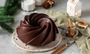 Eine kunstvolle Gugelhupf-Form, überzogen mit glänzender Schokoglasur. Perfekt, um Schokoglasur selber machen zu lernen und diesen Genuss zu kreieren.
