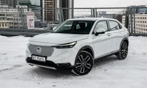 Biały Honda HR-V 2025 na śniegu, gotowy na miejskie przygody.