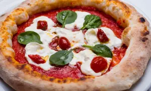 Idealna pizza włoska w domu: Odkryj sekrety prawdziwych pizzaiolo!