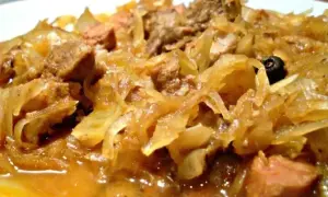Tradycyjny polski bigos przepisy mistrzów. Aromatyczny gulasz z kapusty i mięsa, gotowy do podania.