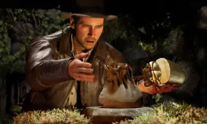 Indiana Jones i wielki krąg: archeolog z kapeluszem i skórzaną kurtką ostrożnie podnosi złoty artefakt w kształcie skarabeusza, obok leży skórzana sakiewka.
