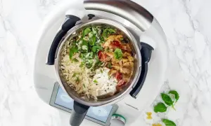 Thermomix mit Nudelgericht, Tomaten, Basilikum und Käse.