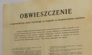 Obwieszczenie o wprowadzeniu stanu wojennego. Dokument informuje o ograniczeniach i zakazach w związku z bezpieczeństwem państwa.