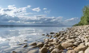 Ein ruhiger Uferabschnitt am Starnberger See mit vielen Steinen. Perfekt zum Baden und ein echter Geheimtipp für einen entspannten Tag.