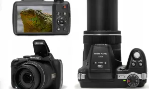 Trzy ujęcia aparatu cyfrowego Kodak PIXPRO AZ528: z tyłu z ekranem pokazującym jaszczurkę, z przodu z otwartą lampą błyskową i obiektywem, oraz z góry z widocznymi przyciskami i pokrętłem trybów.