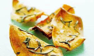 Krispiga chips med topping av rosmarin och flingsalt. En härlig smakupplevelse!