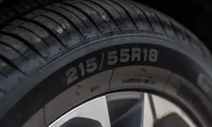Opona samochodowa z oznaczeniem 215/55R18. To jaki rozmiar opon jest kluczowy dla bezpieczeństwa i komfortu jazdy.