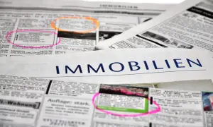Anzeigen für Immobilien, die den Verkauf eines Hauses und die damit verbundenen Steuern nach 10 Jahren thematisieren.