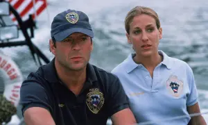 Bruce Willis w filmie "Sześć dni, siedem nocy" jako ratownik wodny. Obok niego Sarah Jessica Parker.