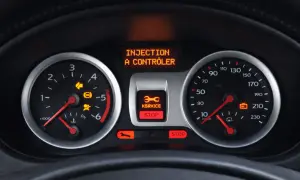 Tableau de bord d'une Clio 3 : voyant injection à contrôler, service et stop allumés. Il est temps de penser à la vidange.