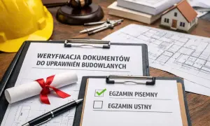 Żółty kask, dokumenty, dyplom, długopis i makieta domu na drewnianym stole.