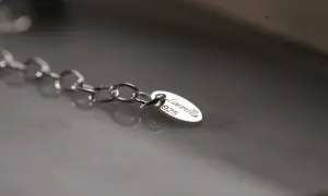 Detalle de cadena de plata 925 calidad, con etiqueta ovalada grabada "Laurella 925".