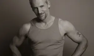 Homme musclé en débardeur, tatouage sur le bras. On se demande quel est le richard pigois date de naissance.