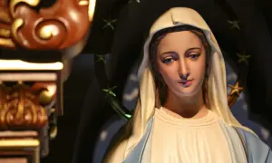 Figurka Matki Boskiej z błękitnymi oczami i aureolą gwiazd. Zastanawiamy się, ile lat żyła Maryja, gdy patrzymy na jej spokojną twarz.