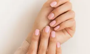 Jak skutecznie zmyć manicure hybrydowy bez uszkodzenia paznokci
