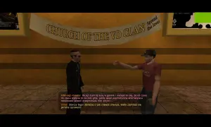 Postacie z gry Postal 2, w tym Vince, rozmawiają pod banerem "CHURCH OF THE VD CLAN". Spolszczenie gry dodaje humoru.