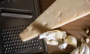 Jak wygląda ser parmezan? Odkryj jego unikalne cechy i wygląd