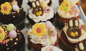 Kolorowe muffinki wielkanocne z czekoladowymi króliczkami, pisankami i kwiatkami. Idealne na świąteczny stół!